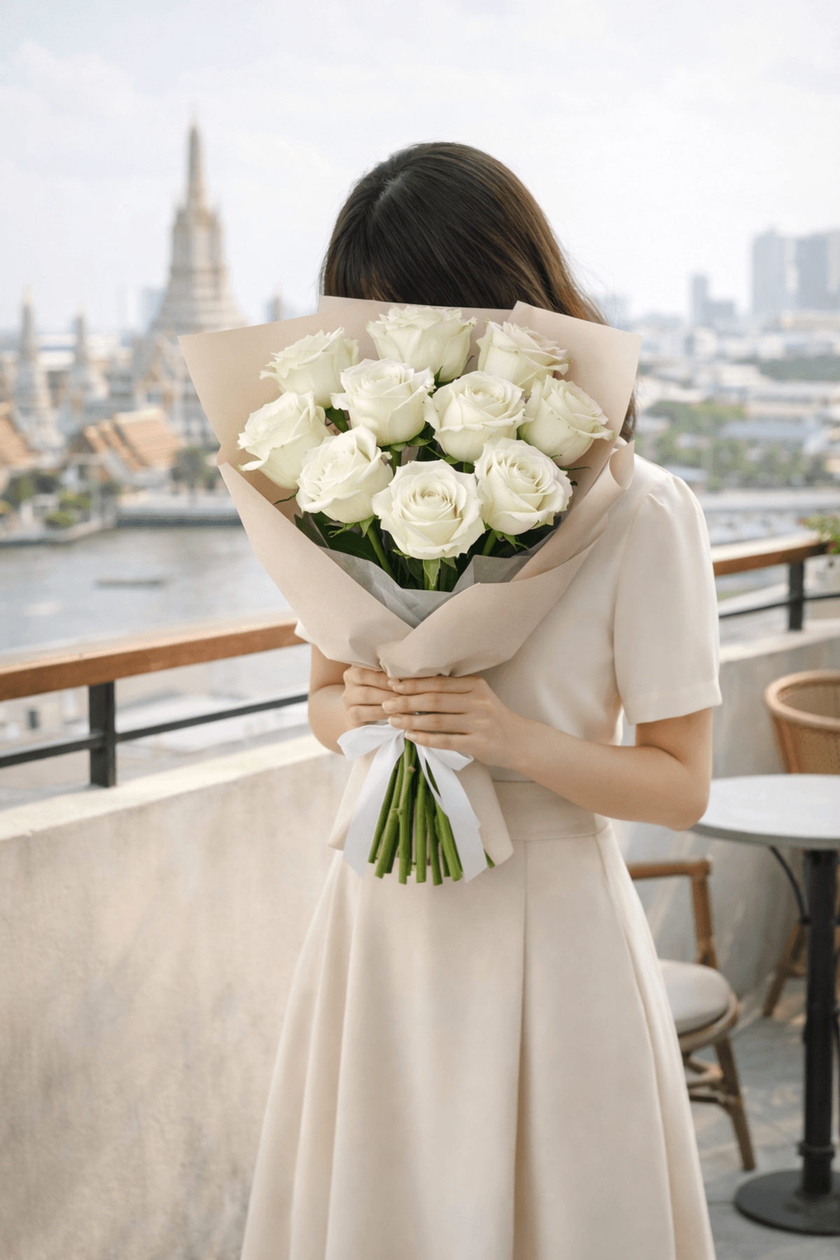 A delicate mono bouquet of fresh white roses, symbolizing purity and elegance.
Beautifully arranged and wrapped in premium paper.
Perfect for birthdays, congratulations, or a gentle romantic gesture.